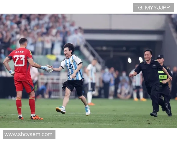 马丁内斯：从足球场上的传奇到生活中的启示与奋斗历程